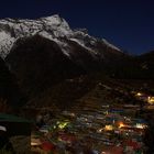 Namche Basar und die Satellitenschüssel im Plastikeimer