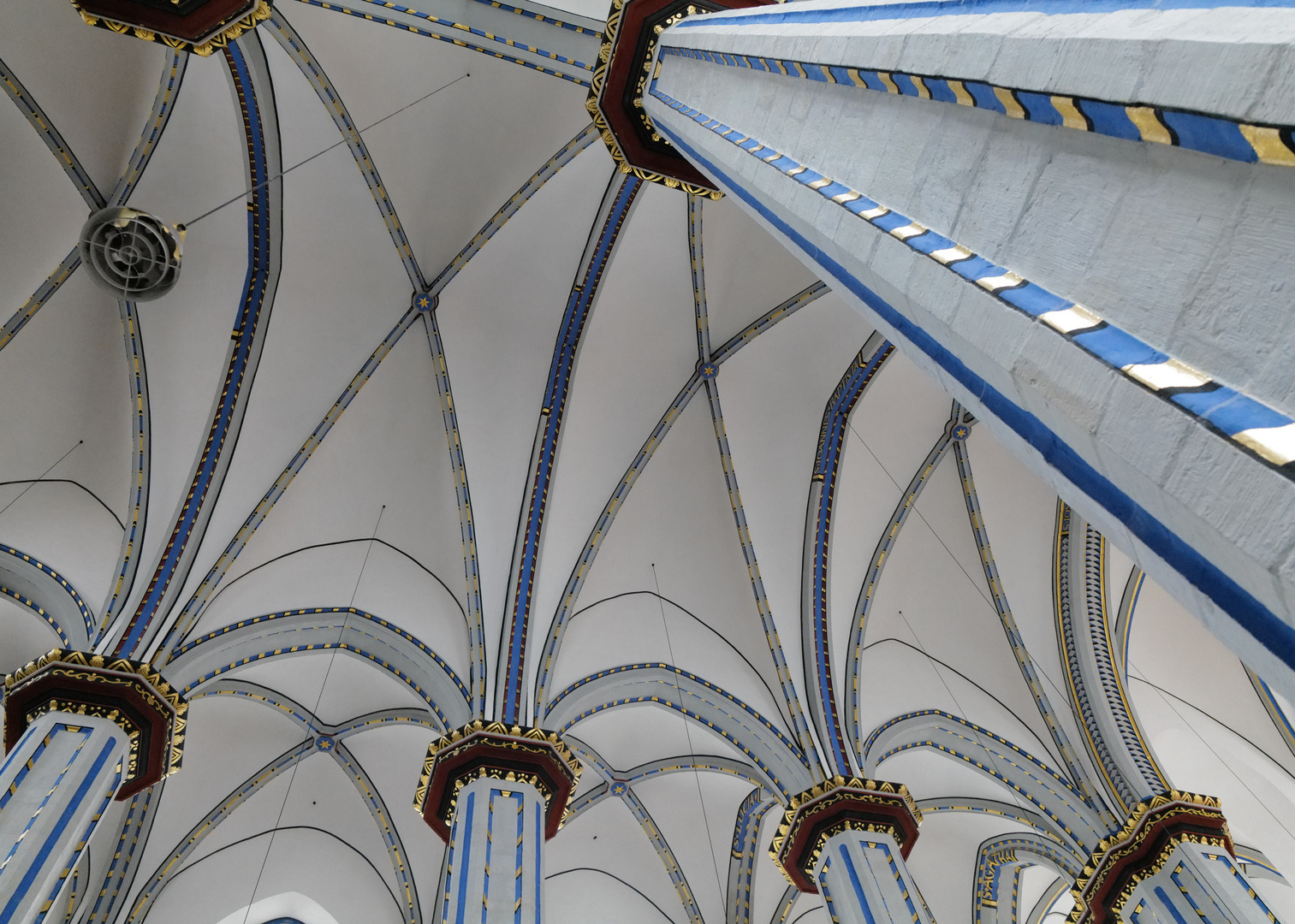 Namen Jesu Kirche Bonn Kirchenschiff / Namen Jesu Church in Bonn top of the central aisle