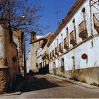 Namenlose Gasse in La Mancha im Frühlingslicht