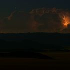 Namibia 2011 – Heftiges Gewitter über den Tiras Bergen, darüber leuchten die Sterne