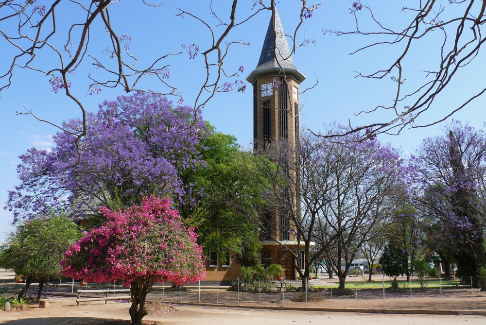 Namibia - Blütenpracht vor der Kirche von Otjiwarongo