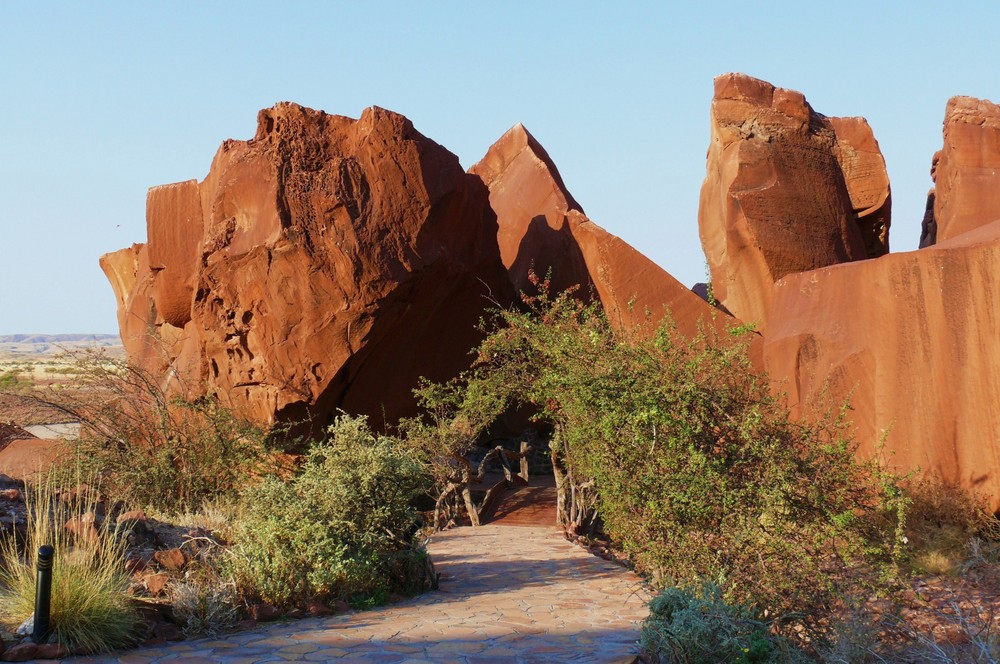 Namibia - Durch diese Felsen geht's zur Twyfelfontein Lodge