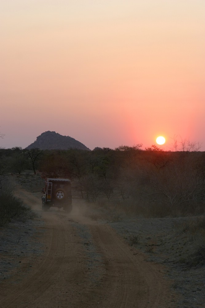 Namibia - Fahrt in den Sonnenuntergang von Rallek Photography 