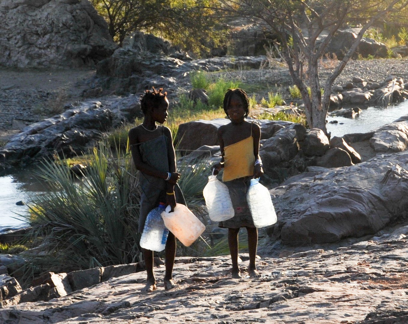 Namibia, junge Wassertgrägerinnen am Epupa-River