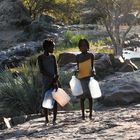 Namibia, junge Wassertgrägerinnen am Epupa-River