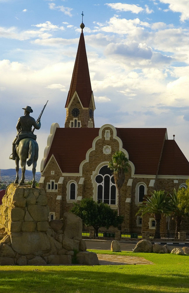 Namibia - Windhoek, Reiterdenkmal zwischen Alter Feste und Christuskirche