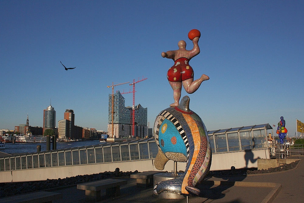 »Nana auf dem Delphin« vor der Hamburger »SkyLine«