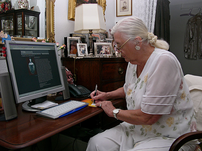 Nana Ellen am Computer