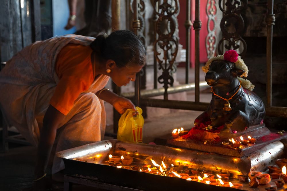 Nandi vénéré devant l'entrée du lieu saint de Meenakshi