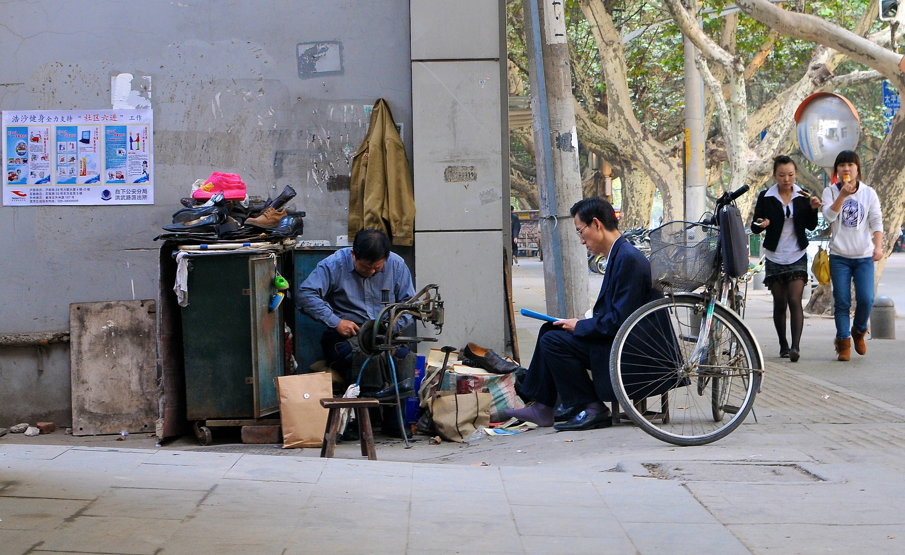 Nanjing shoemaker at work