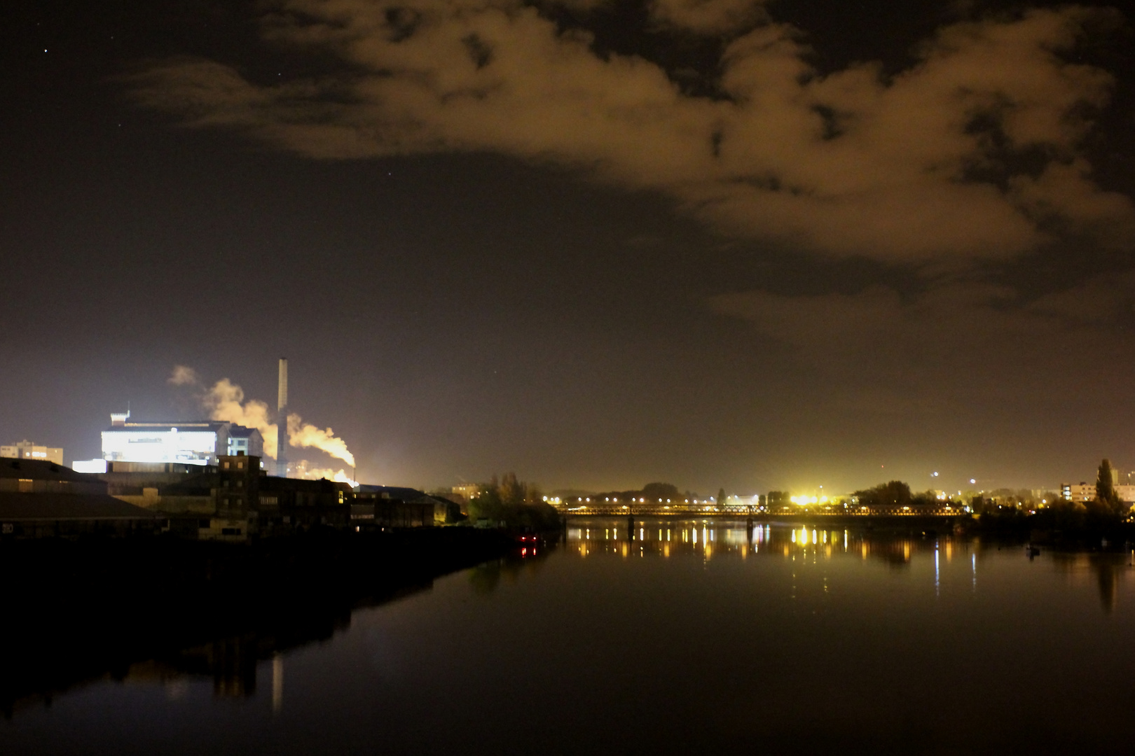 Nantes la nuit vue de la Loire et usine Beguin Say