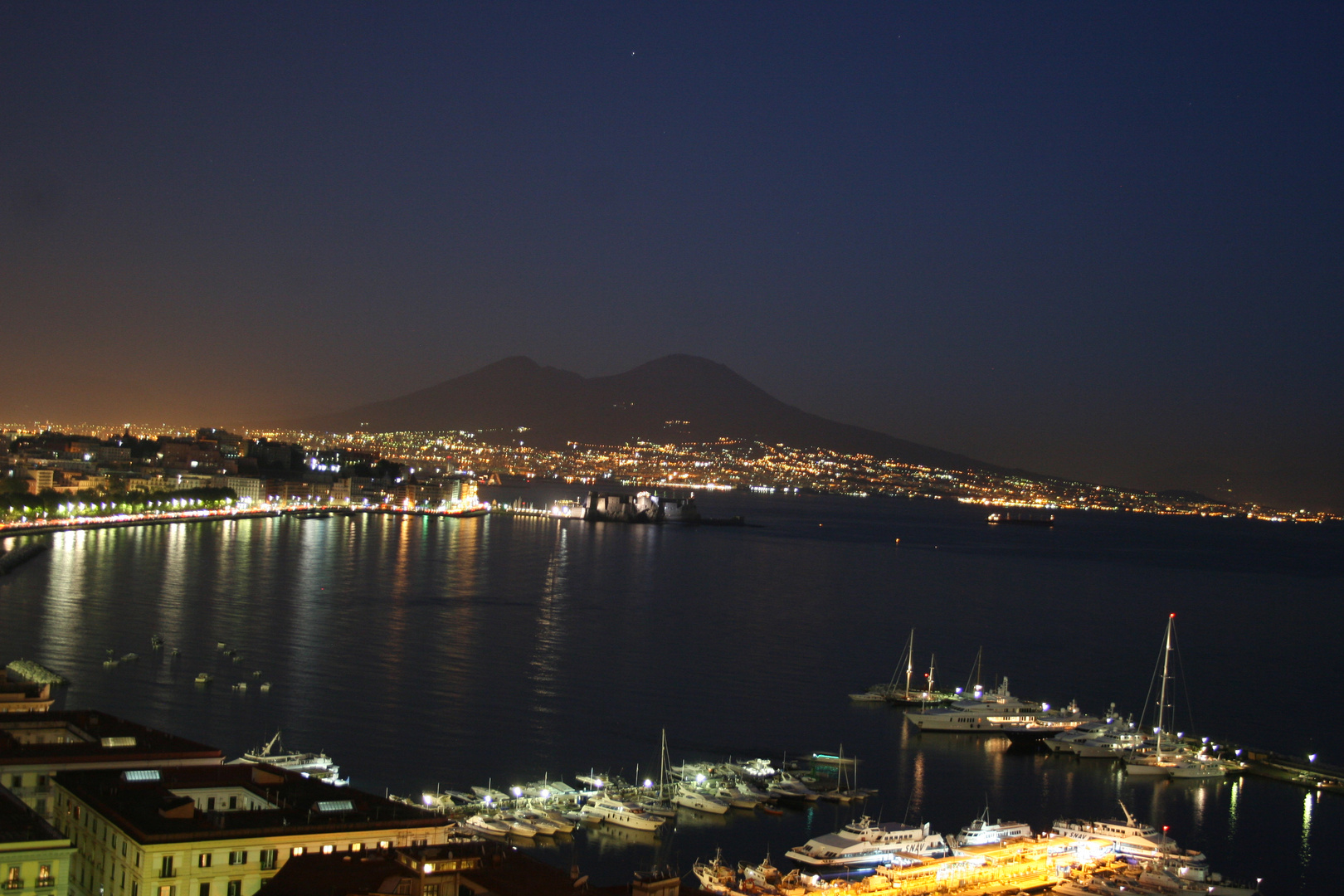 Napoli di sera scattata da S'Antantonio A Posillipo detto anche le tredici scalinate