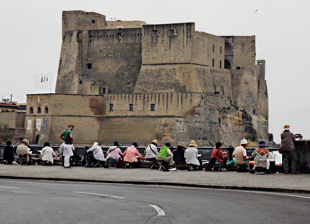 Napoli, Giugno 2010: Turisti Giapponesi ritraggono il Castel dell'Ovo.