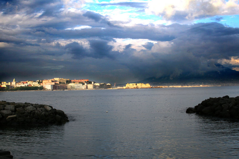 Napoli, il sole illumina il Castello dell'Ovo come se fosse un grande faro