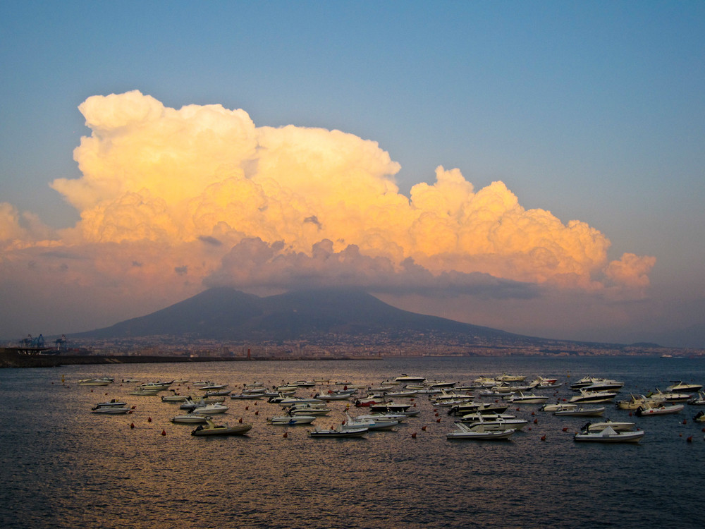 Napoli - Il Vesuvio al tramonto