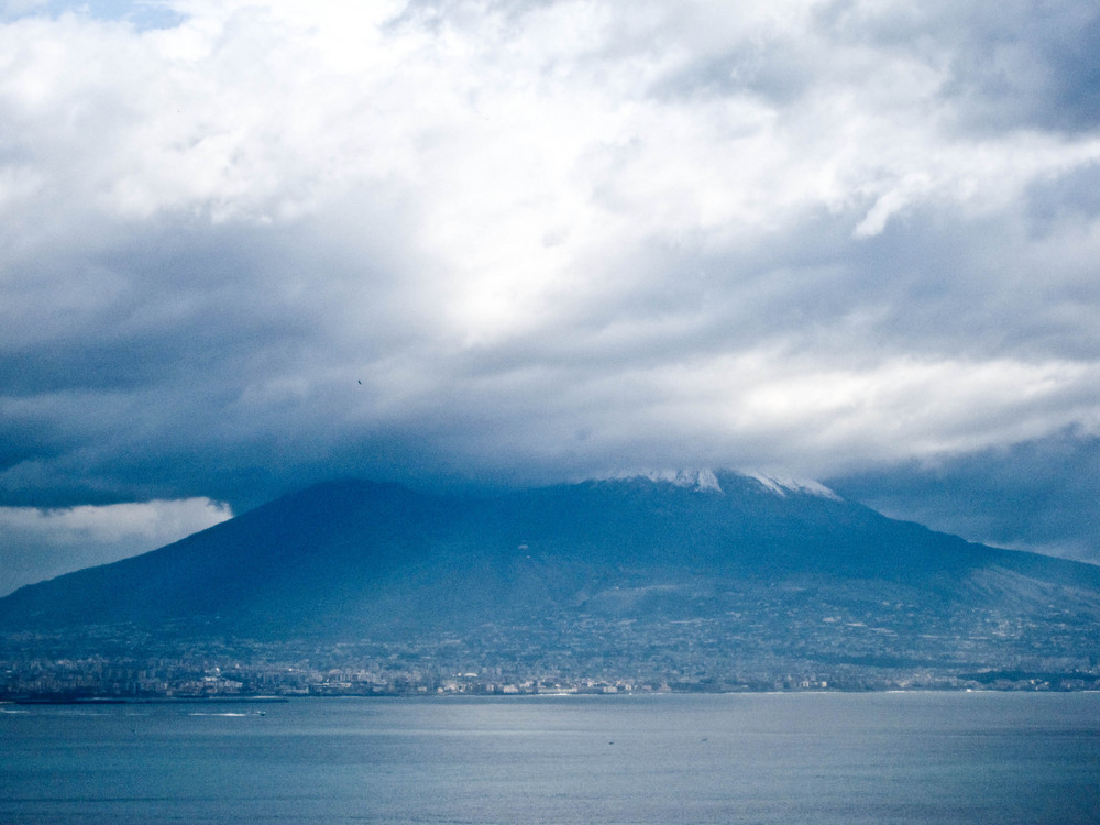 Napoli - Il Vesuvio ammantato di nubi