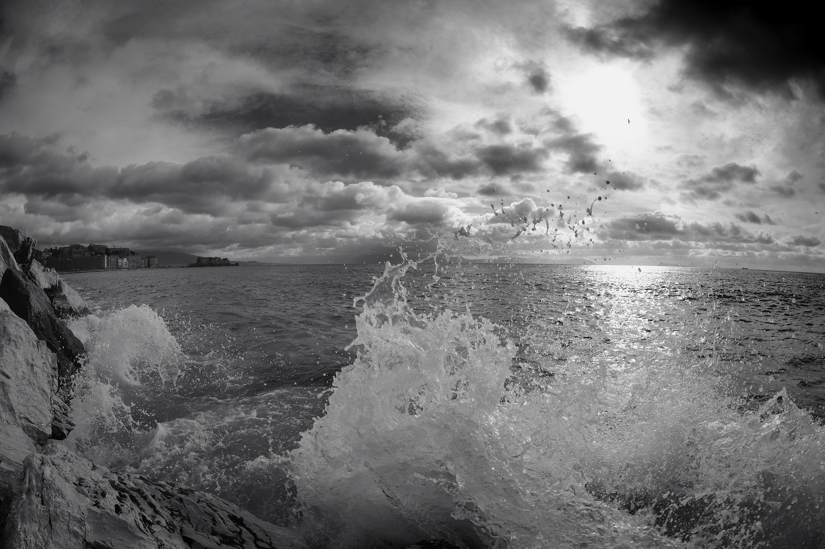 "Napoli in tempesta"