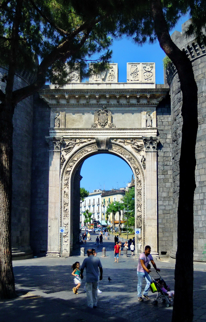 Napoli:  Porta Capuana