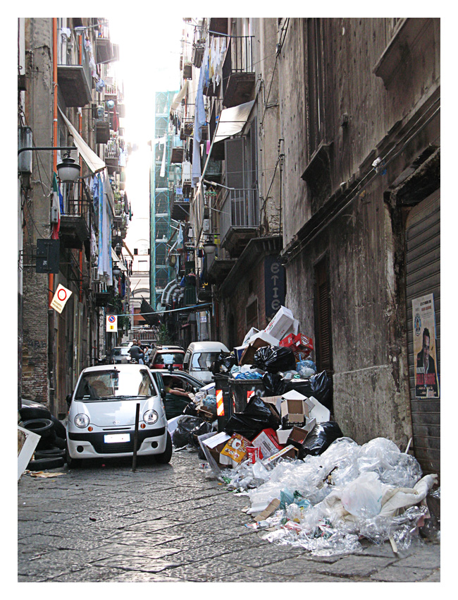 [Napoli_12] “Napule è ‘na carta sporca e nisciuno se ne importa e ognuno aspetta a’ ciorta...”