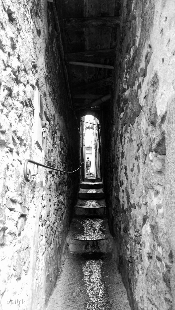 narrow alley