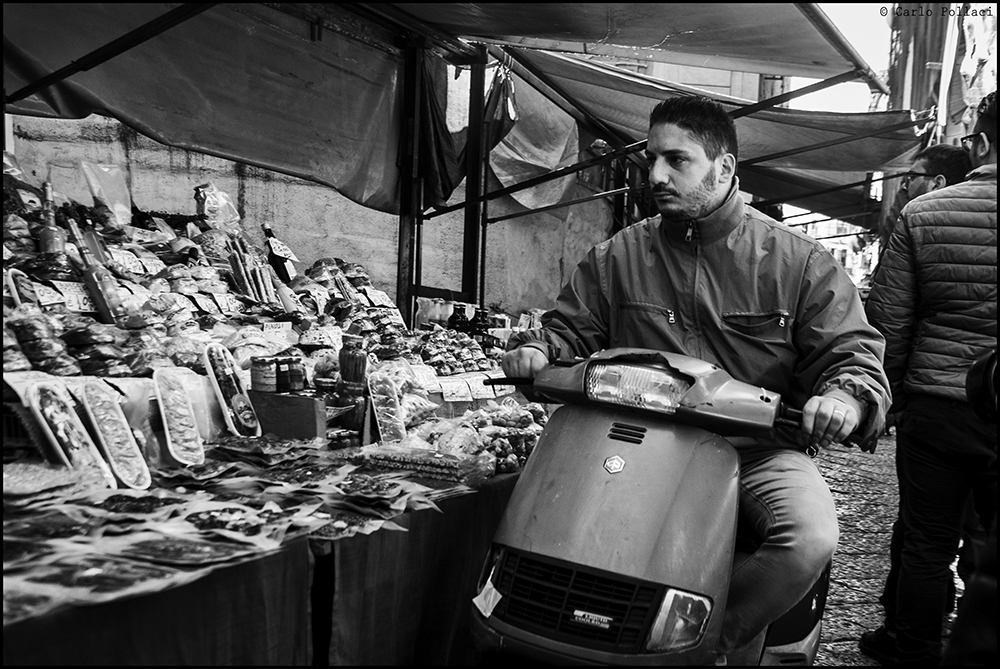 Narrow passage between the market stalls