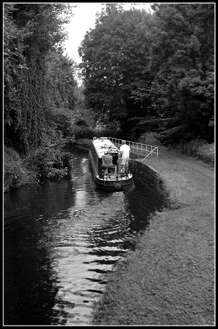 Narrowboat taking the bend