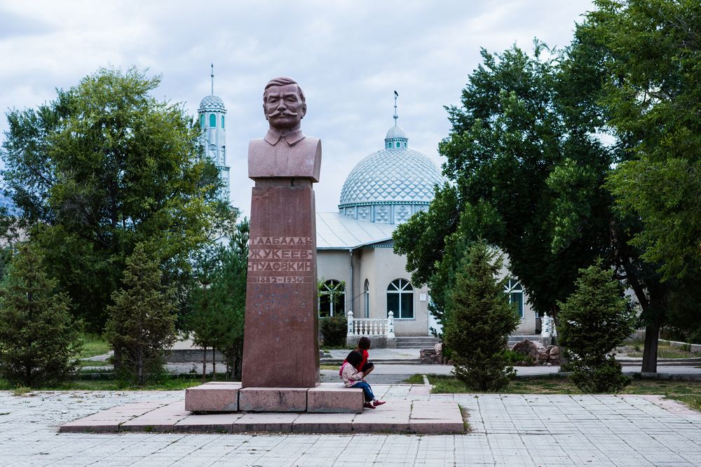 Naryn: Denkmal, Moschee, links Lenin- und rechts Moskaustrasse