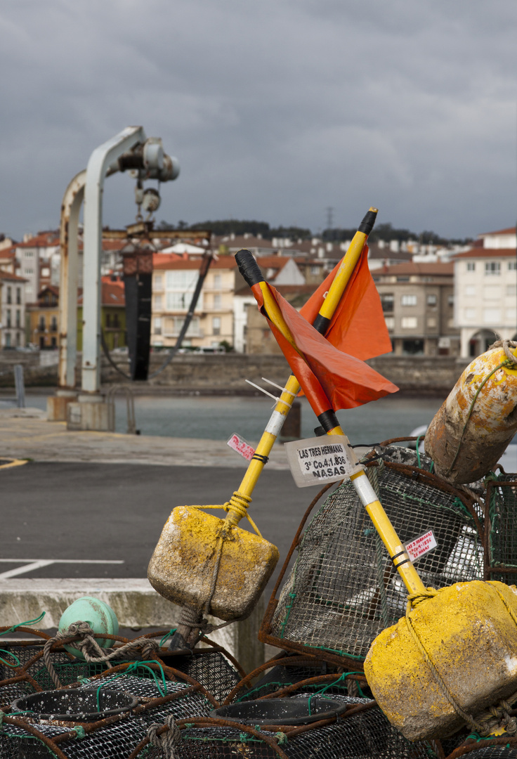 nasas en el muelle de luanco