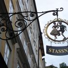 Nasenschild des Traditionshauses Trachten Stassny