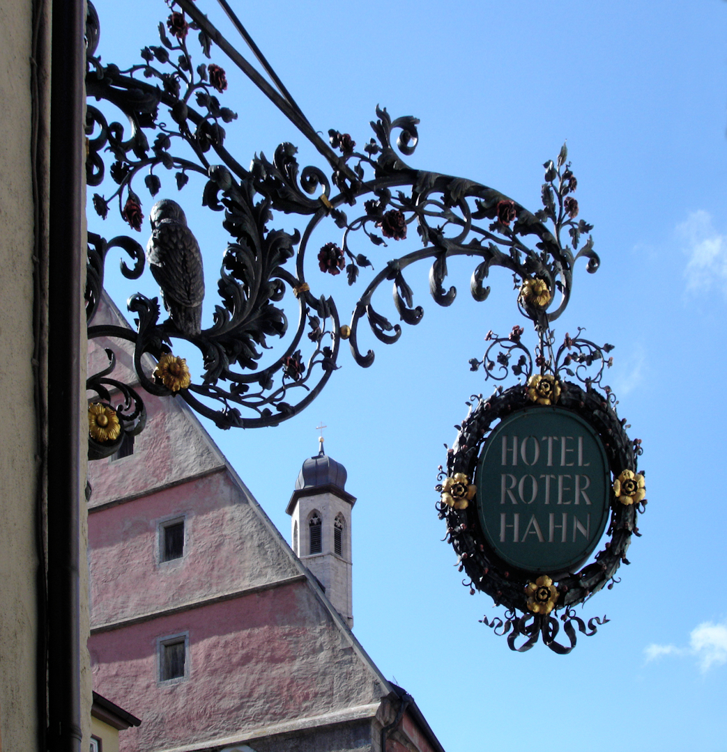 Nasenschild eines Hotels in Rothenburg ob der Tauber