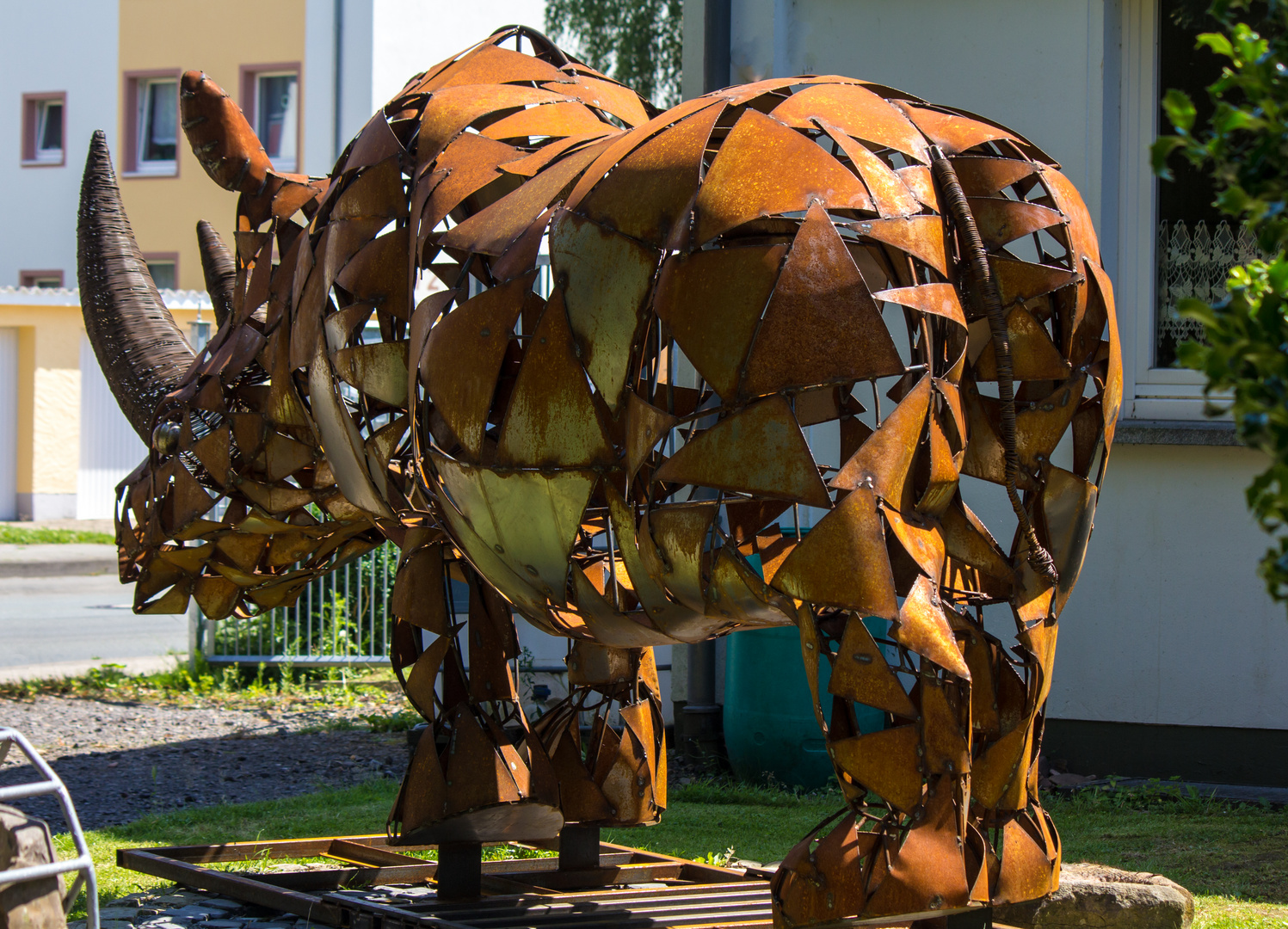 Nashorn im Vorgarten