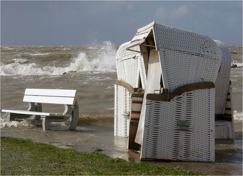 Nasse Füsse für alle... Sturmflut 4.10.09 , Büsum , kurz vor Fluthöchststand um 13:45 Uhr