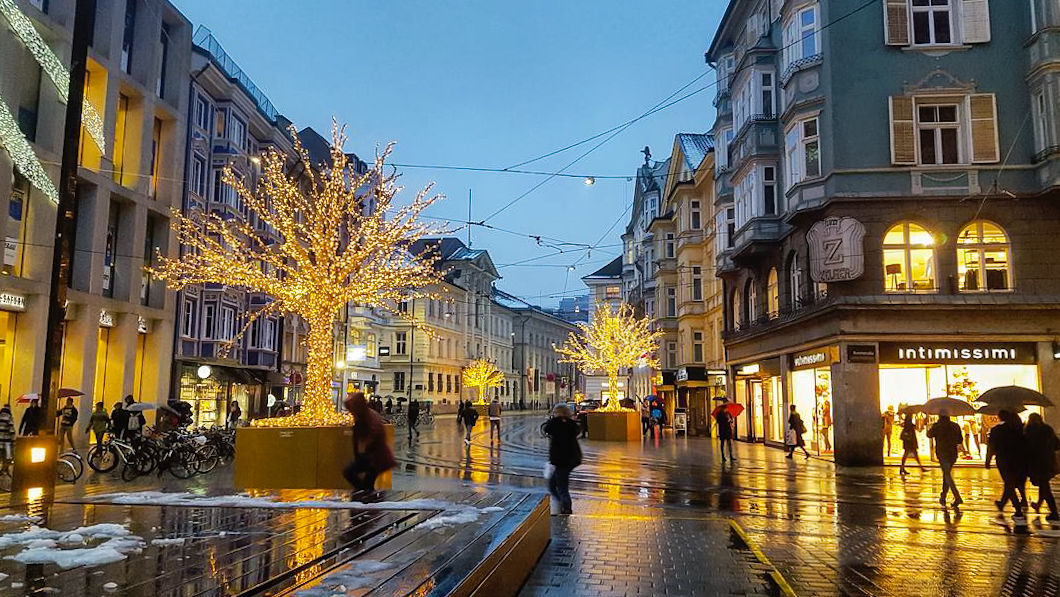 Nasse Strasse in Innsbruck Tirol