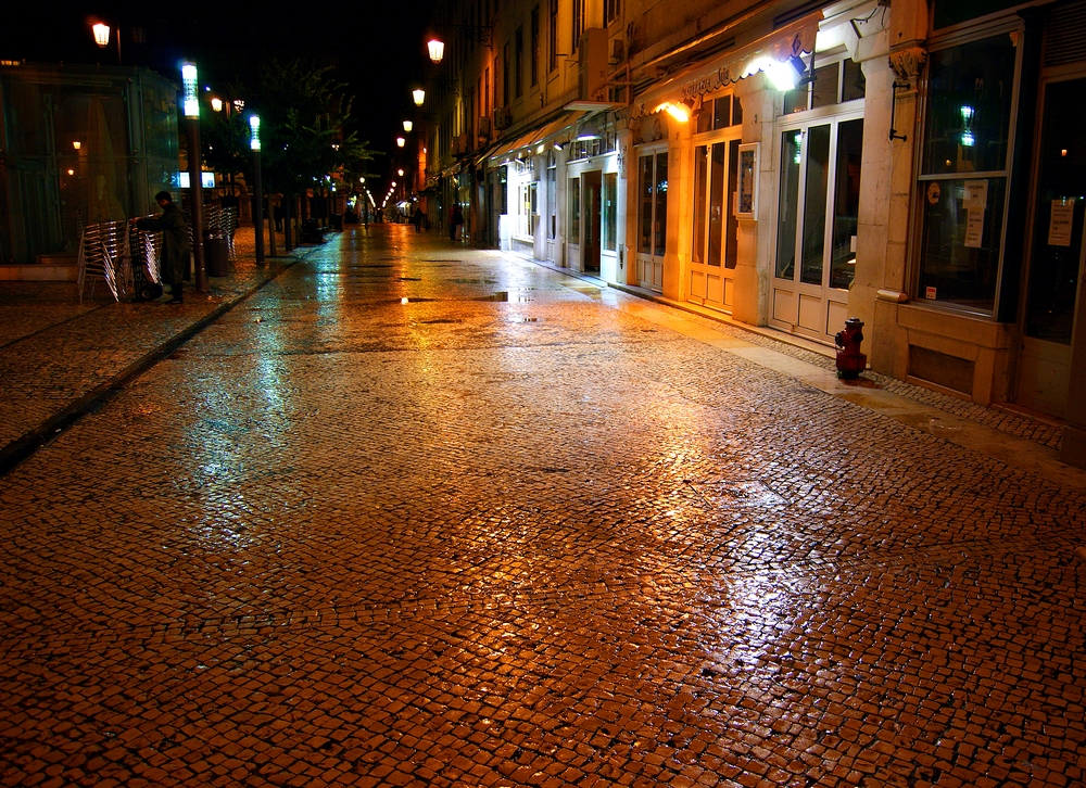 Nasse Straße in Lissabon