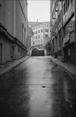 Nasse Straße mit Treppe