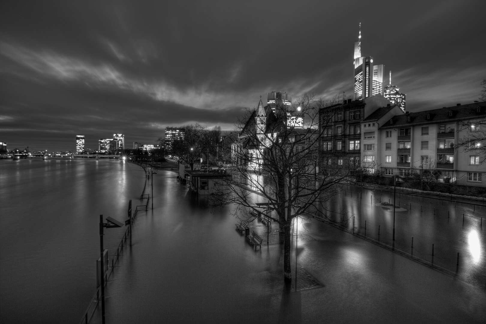 Nasse Uferpromenade