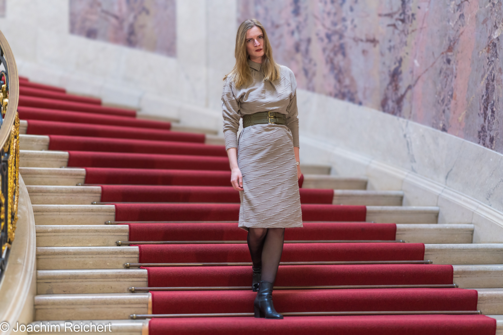Natalie auf der Treppe des Bode Museums von Berlin