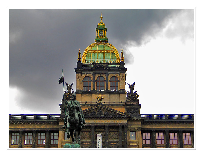 Nationalmuseum mit Reiterdenkmal des hl. Wenzel