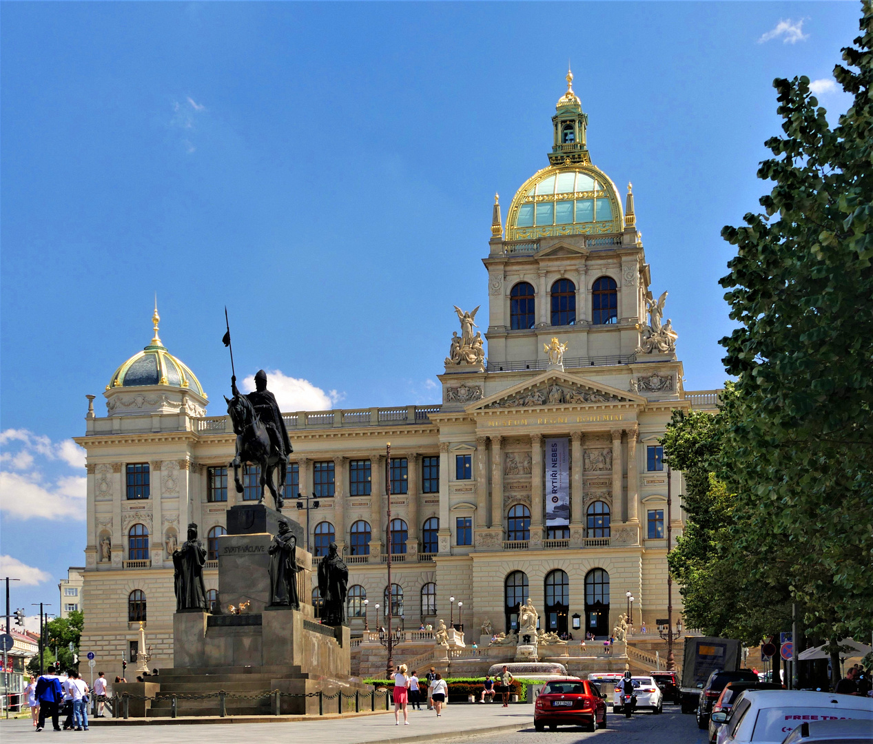 Nationalmuseum Prag mit Standbild St. Wenzel