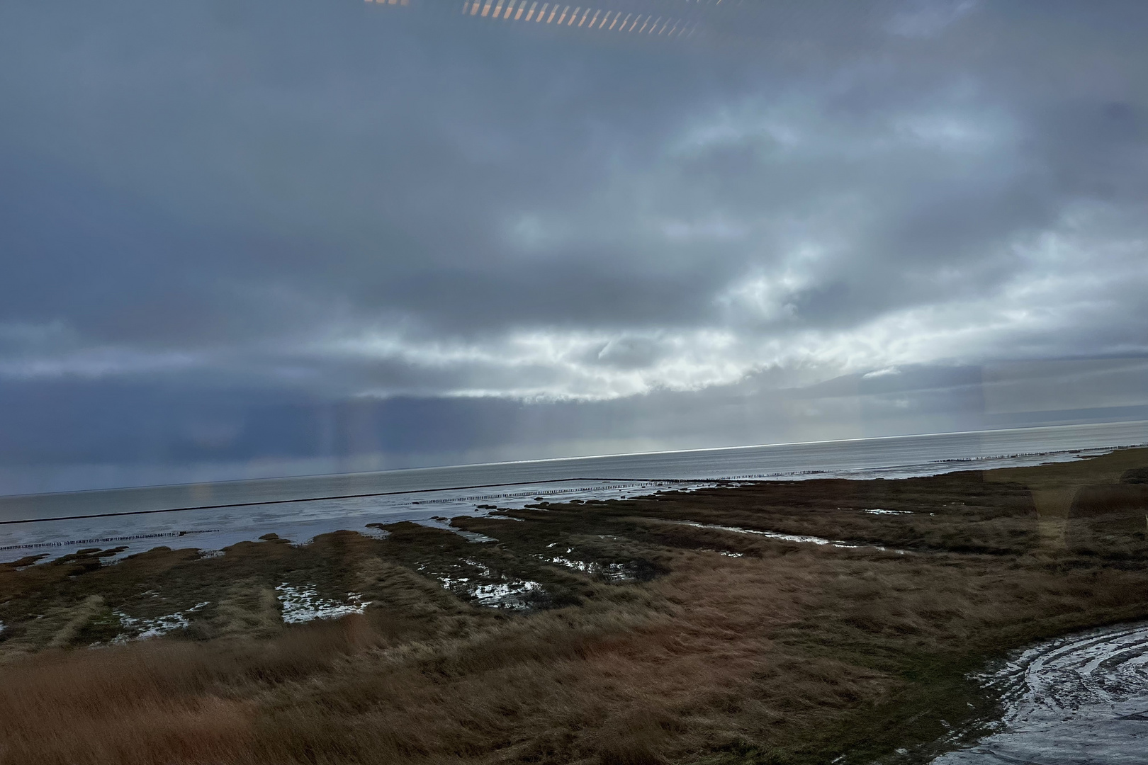 Nationalpark Schleswig-Holsteinisches Wattenmeer von Handy, auf Hindenburgdamm, in Zug.