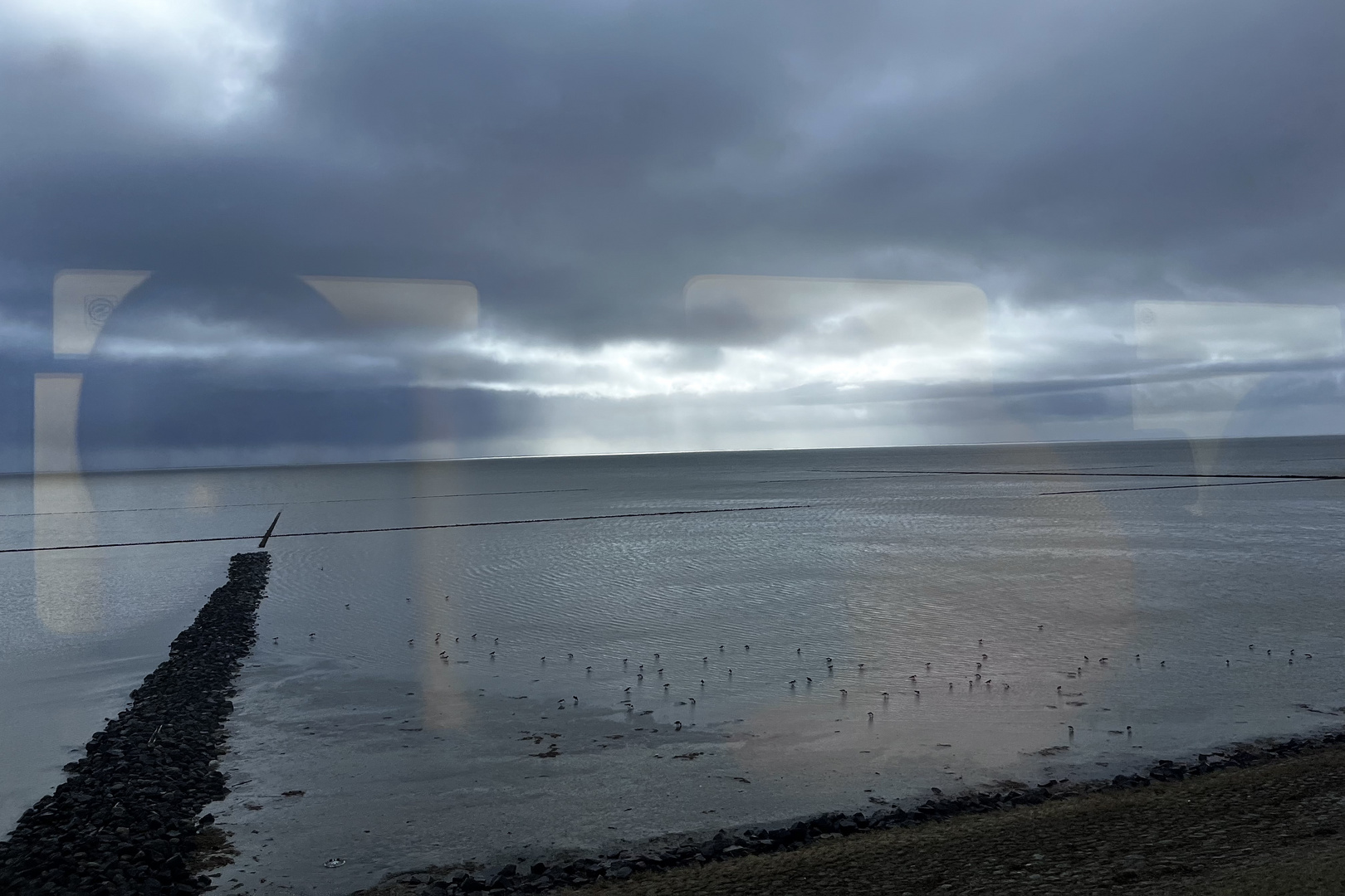 Nationalpark Schleswig-Holsteinisches Wattenmeer von Handy, auf Hindenburgdamm, in Zug.