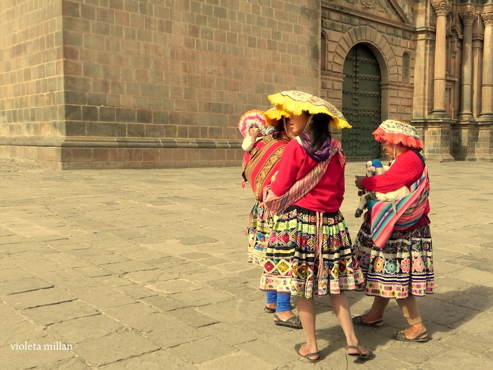 nativas,plaza de las armas cusco