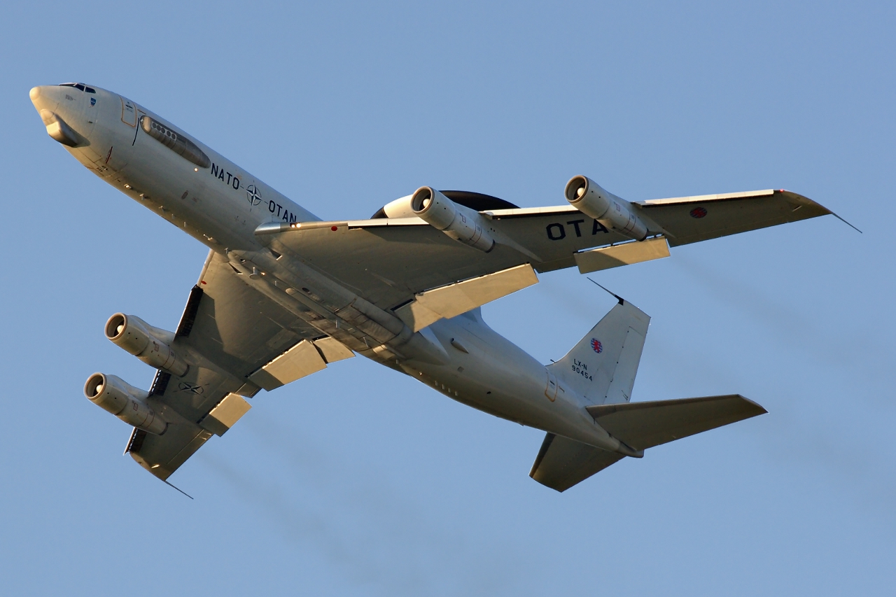 NATO Boeing E-3A AWACS LX-N90454 low approach in HAJ on 27R, what a sound!