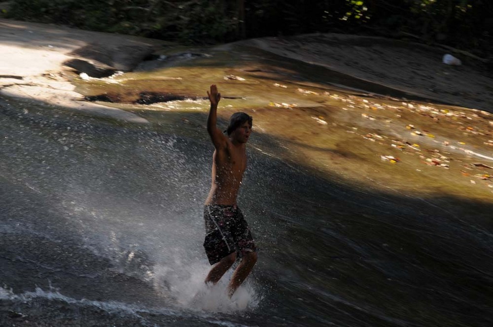 natürliche Rutsche in einem Wasserfall - Paraty (Brasilien)