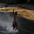 natürliche Rutsche in einem Wasserfall - Paraty (Brasilien)