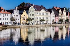 NATÜRLICHE SPIEGELUNG MIT BAYERISCH BLAU VOLLENDET