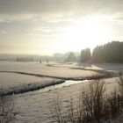 Natürlicher Bachlauf in winterlicher Voralpenlandschaft - 200812