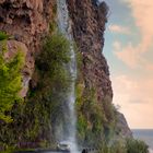 Natürlicher Wasserfall auf den Straßen Madeiras