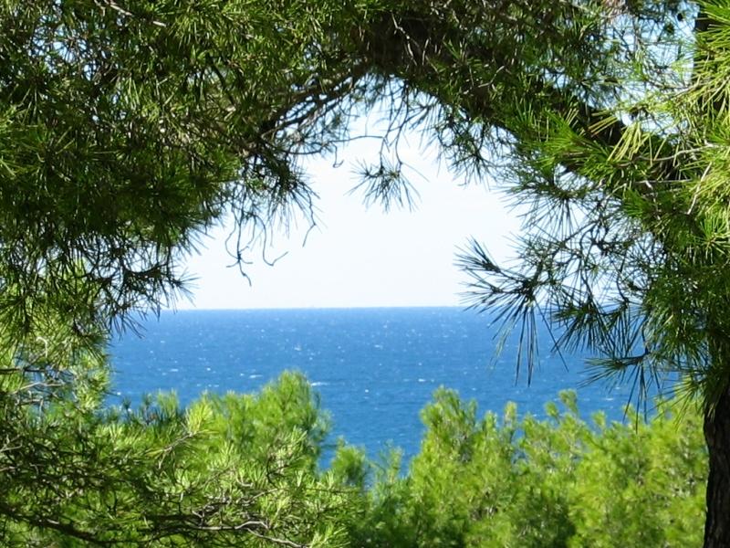 Natürliches Fernrohr mit Blick aufs Meer