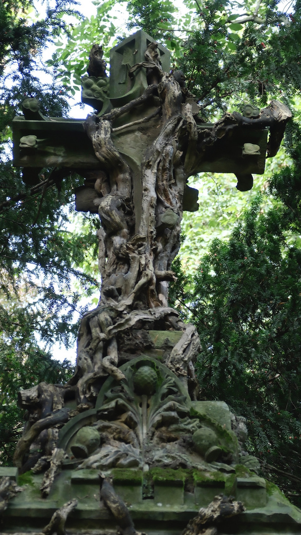 Natur erobert Grabkreuz